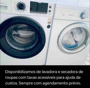 een wasmachine met de deur open naast een wasmachine bij Maritimus Suítes in Barretos