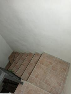 um quarto com um tecto branco e piso em azulejo em Zia Ciccia em Marsala