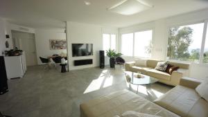 un soggiorno con divano e TV di Apartment Torrecilla a Salobreña