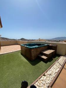 uma banheira de hidromassagem no telhado de uma casa em Málaga All-in em Málaga