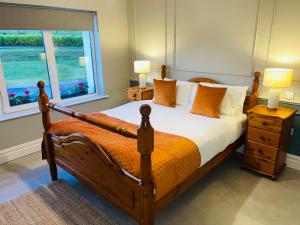 Un dormitorio con una cama grande y una ventana en Country View House, en Milltown