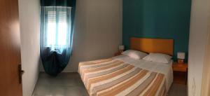 a bedroom with a bed with a window and a bed sidx sidx sidx at Villa Dacla in Lampedusa