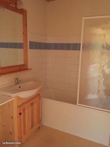 een badkamer met een wastafel en een bad bij Les Marmottes 18 C in La Chal