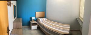 a room with a couch and a blue wall at Villa Dacla in Lampedusa