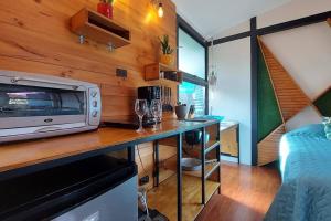 eine Küche mit einer Mikrowelle auf der Theke in einem Zimmer in der Unterkunft Olly´s House in Turrialba