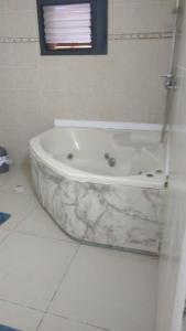 a white bath tub in a white bathroom at באוירה יהודית in H̱azon