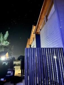 una casa con una valla azul delante de una casa en Tiny Loft House Santa Cruz, en Isla de Yaquil