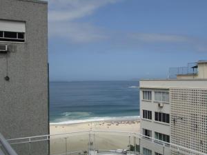 widok na plażę z balkonu budynku w obiekcie South beach residence copacabana w mieście Rio de Janeiro