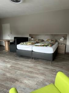2 Betten in einem Zimmer mit grünen Möbeln in der Unterkunft Haus Wijnen in Bad Bentheim
