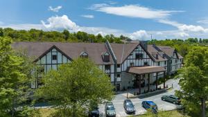 una vista aérea de un edificio con coches aparcados en un aparcamiento en 4 Seasons at Beech Mountain, en Beech Mountain