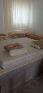 Cette chambre comprend 2 lits. dans l'établissement Sol Paz y Mar, à Poris de Abona