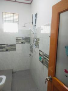 y baño con ducha y lavamanos. en Oasis Suite, en Kandy