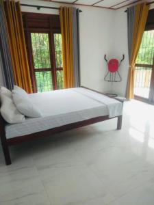 1 dormitorio con 1 cama grande en una habitación con ventanas en Oasis Suite, en Kandy