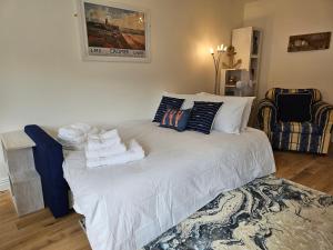 een wit bed met kussens in een kamer bij Charming 1-Bed Apartment in Cromer Town Centre in Cromer