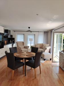 a kitchen and living room with a table and chairs at Ferienwohnung zur alten Post in Pirna