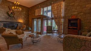 uma grande sala de estar com uma parede de pedra em 4 Seasons at Beech Mountain em Beech Mountain