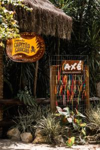 Un letrero para un restaurante y un letrero para un complejo turístico en Pousada Capitão Gancho, en Barra Grande