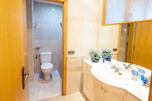 Koupelna v ubytování L'Hostalet GuestHouse