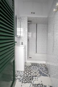 Koupelna v ubytování L'Hostalet GuestHouse + 29 fotografií