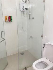 La salle de bains est pourvue d'une douche et de toilettes. dans l'établissement Villa with a private pool and Garden-Ivory Villa Not for Local, à Kandana