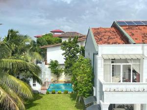 - une vue aérienne sur une maison avec une piscine dans l'établissement Villa with a private pool and Garden-Ivory Villa Not for Local, à Kandana