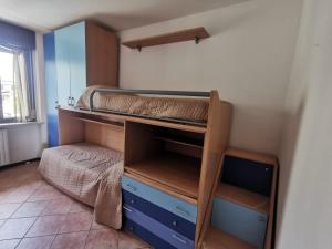 Palanda nebo palandy na pokoji v ubytování Serenity Home