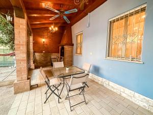 Casa Quarti في ريميني: غرفة طعام مع طاولة ومروحة سقف