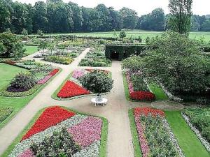 a garden with red and pink flowers and bushes at *F1BR* for your most relaxed & Cosy stay + Free Parking + Free Fast WiFi in Batley