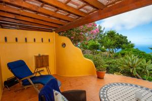 Jedey的住宿－Estrella - Finca Manana，一个带蓝色椅子和桌子的庭院