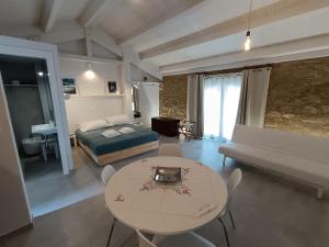 a living room with a bed and a table and chairs at OH QUANT’E’ BELLA L’ACQUABELLA in Ortona