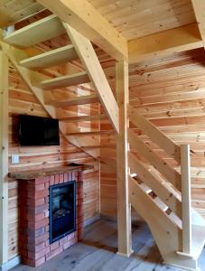 une chambre avec une cheminée dans une maison en bois dans l'établissement Domki na granicy, 