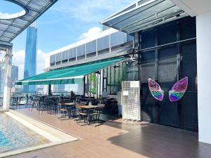 een restaurant met vlinders aan de zijkant van een gebouw bij Infini Suites@ D'Majestic Place Kuala Lumpur in Kuala Lumpur