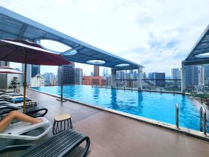 een groot zwembad bovenop een gebouw bij Infini Suites@ D'Majestic Place Kuala Lumpur in Kuala Lumpur
