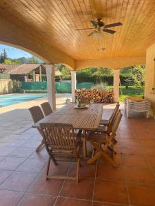 Patio nebo venkovní prostory v ubytování Quillan Villa with Pool