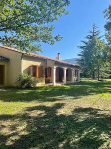 Budova, kde se vila nachází + 24 fotografií