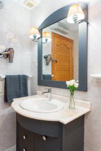 un bagno con lavandino e specchio di Casa Rural l'Olivera - Ideal para Retiros, Familias y Amigos - Cerca de Morella y Peñíscola - Mínimo 2 noches a San Mateo