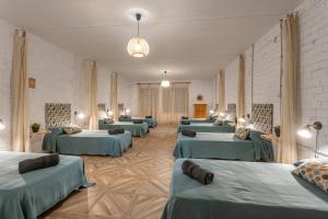 una fila di letti in una camera spaziosa di Casa Rural l'Olivera - Ideal para Retiros, Familias y Amigos - Cerca de Morella y Peñíscola - Mínimo 2 noches a San Mateo