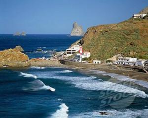 vistas a una playa con casas y al océano en Ocean front La Maresia Holiday 2 Apartments en Taganana