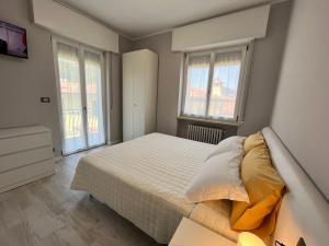 a bedroom with a bed and two windows at Residenza Al SoGno - on Lake Garda in Cavaion Veronese +52 photos