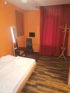 プラハにあるHotel Praha Club bed & breakfastのベッドルーム1室(ベッド1台、テーブル、椅子付)