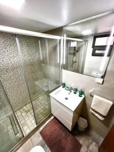 a bathroom with a sink and a shower and a toilet at Magnifique duplex moderne à 1 minute à pied de la plage- Résidence Miramar Mohammedia in Mohammedia +22 photos
