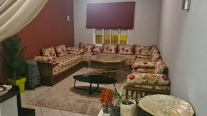 uma sala de estar com um sofá e uma mesa em Aziz agadir em Agadir
