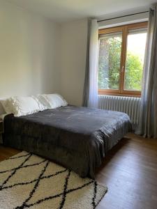 Postel nebo postele na pokoji v ubytování Chambre privée vue sur le jardin proche centre ville