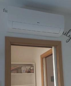 soffitto con luce sopra uno specchio in una stanza di Marechiaro a Rimini