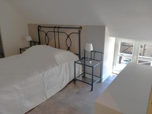 - une chambre avec un lit blanc et une table en verre dans l'établissement CHAMBRE D HOTES AU COEUR DE MEURSAULT, à Meursault