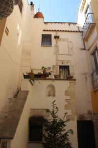 un bâtiment avec un arbre en face dans l'établissement Casa Torre dell'Angelo, à Bitonto