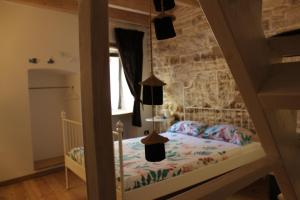 - une chambre pour enfants avec un lit et un mur en briques dans l'établissement Casa Torre dell'Angelo, à Bitonto