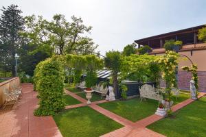 A garden outside BV Grand Hotel Assisi