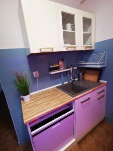 Kitchen o kitchenette sa Three Rooms Apartments - Jelitkowo