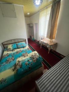 sypialnia z 2 łóżkami i oknem w obiekcie Lovely home for you w mieście Osz